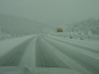 雪の高速.jpg